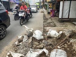 Bekas Proyek Relokasi Jaringan Utilitas di Jalan KH Muchtar Thabrani Bekasi Utara Dibiarkan Acak-acakan