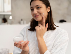 Tak Hanya Saat di Luar, Ini 4 Tips Pakai Sunscreen dalam Ruangan