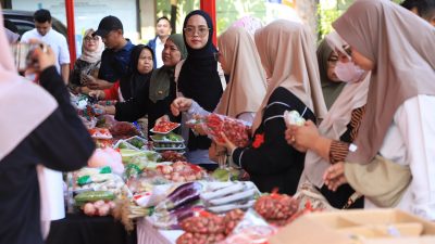 Warga Serbu Gerakan Pangan Murah di Cikiwul