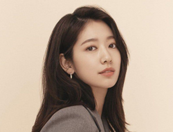 Wow! Park Shin Hye Taklukan Puncak Hallasan, Gunung Tertinggi di Korea Selatan