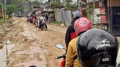 Jalan CBL Cibitung Rusak dan Licin, Banyak Pengendara Motor Terjatuh