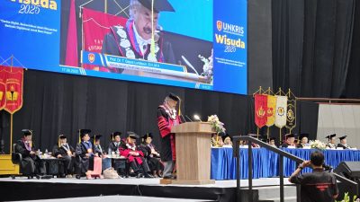   Unkris Wisuda 1.321 Lulusan dan Kukuhkan Guru Besar Bidang Teknologi