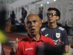 Simon Tahamata: Saya di Sini untuk Sepak Bola, Bukan Politik