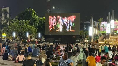 Masyarakat Ramai Nobar Film Kepahlawanan di Plaza Patriot, Wali Kota Bekasi: Kita Ingin Ruang Publik jadi Tempat yang Hidup