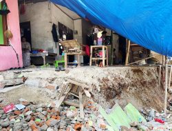 Pemkab Bekasi Cari Solusi Pemasangan Tiang Pancang untuk Tangani Longsor di Desa Sukamahi