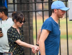 Diduga karena Hal Ini, Dakota Johnson dan Chris Martin Resmi Berpisah