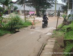 Dua Bulan Ambles, Jalan di Jatirangga Belum Juga Diperbaiki