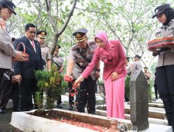 Peringati Hari Bhayangkara, Polres Metro Bekasi Kota Tabur Bunga di Makam Pahlawan