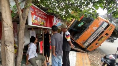 Truk Terguling Timpa Dua Warung di Harapan Jaya