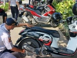 Petugas Dishub Kota Bekasi Tindak Kendaraan Parkir Liar di Jalan Jenderal Ahmad Yani