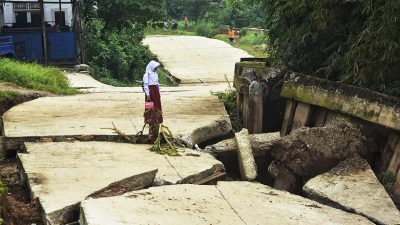 Jalan Baru Dibangun di Kampung Raincaiga Cikarang Ambles, Mobil Nggak Bisa Lewat