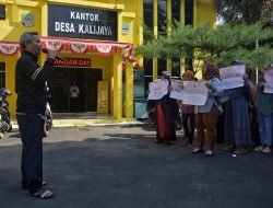 Puluhan Warga Geruduk Kantor Desa Kalijaya Cikarang, Protes Pemilihan Ketua RT Sepihak