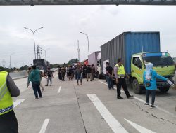 Tolak Aturan ODOL, Sopir Truk Aksi di Cikarang