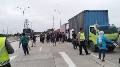 Tolak Aturan ODOL, Sopir Truk Aksi di Cikarang