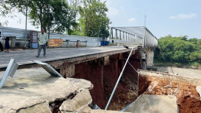 Jembatan Cipamingkis di Cibarusah Ditutup Sementara Usai Dinding Penyangga Ambrol