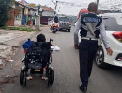 Anggota Dishub Kota Bekasi Kawal Siswa Difabel Menuju Sekolah, Tak Masalah Jika Dianggap Pencitraan
