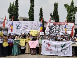 Ratusan Warga Tolak Pembangunan Kantor Kelurahan di Lahan Fasos Fasum Masjid Raya Jatimulya