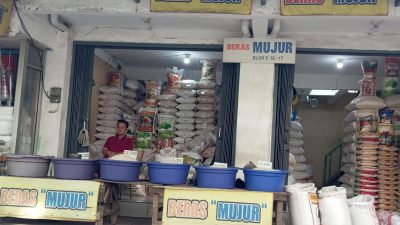 Isu Beras Oplosan Bikin Sepi Pembeli, Agen di Bekasi Menjerit Rugi!