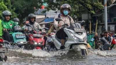 Viral Driver Motor Listrik Terobos Banjir, Begini Nasibnya