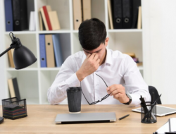 Terlalu Sibuk Bekerja? Waspadai Ini Dampaknya bagi Tubuh dan Mental