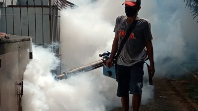 Warga RW 19 Arenjaya Geber Fogging Massal