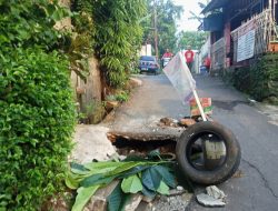 Jalan Puri Gading Raya Ambles, DBMSDA Kota Bekasi Gercep Tinjau Lokasi