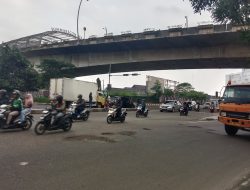 Lubang di Jalan Jenderal Sudirman Bekasi Barat Tunggu Korban