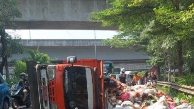 Truk Sampah Terguling di Flyover Cut Meutia Tutupi Ruas Jalan