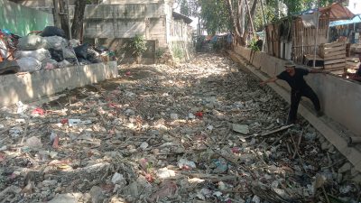 Sampah di Kali Kapuk Medansatria Kian Menumpuk