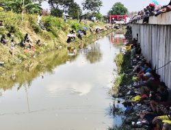 Warga Ramai-ramai Memancing Ikan di Kali Gabus
