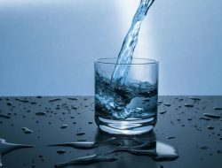 Kulit Glowing Gegara Konsumsi Ini, 7 Manfaat Minum Air Putih