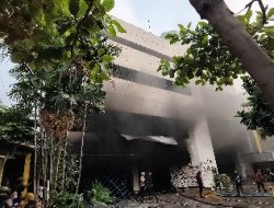 Massa Bakar Gedung Depan Markas Mako Brimob