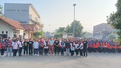 Ribuan Warga Arenjaya Bersihkan Jalan Nusantara