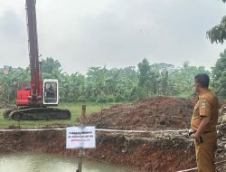 Pengerukan Tanah untuk Pembangunan Polder Sepanjang Jaya Digeber
