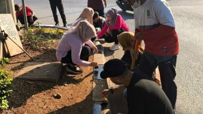 Puluhan Aparatur Kompak Gelar Aksi Bersih-bersih di Jalan Wibawa Mukti 2