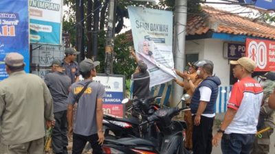 Puluhan Baliho Ilegal dan PKL di Sekitar Stasiun Bekasi Ditertibkan