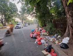 Sampah Berserakan Cemari Jalan di Bekasi Timur