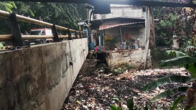Tumpukan Sampah Kembali Cemari Aliran Kali Alam Medansatria