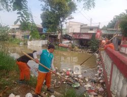 Petugas UPTD Lingkungan Hidup  Angkat Tumpukan Sampah di Kali Sasak Teluk Buyung