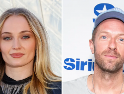 Bubar dari Dakota Johnson, Chris Martin Kini Gandeng Sophie Turner