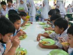 Lebih dari Sekadar Makan Bergizi: Kisah Puluhan Tahun Pendidikan Karakter di Balik Kegiatan Makan Siang