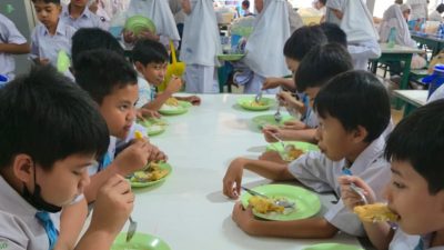 Lebih dari Sekadar Makan Bergizi: Kisah Puluhan Tahun Pendidikan Karakter di Balik Kegiatan Makan Siang