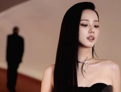 Jisoo BLACKPINK Umumkan Duet Misterius Bertajuk Eyes Closed, Fans Duga Bareng Zayn Malik!