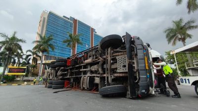 Truk Bermuatan Besi 16 Ton Terguling di Kawasan Jababeka, Begini Kondisi Sopir