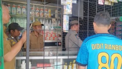Tindaklanjuti Laporan Warga, Aparat Kelurahan Padurenan Tutup Toko Obat G 