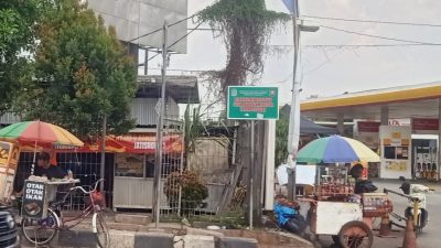 Pedagang Kuasai Trotoar Jalan A Yani Kota Bekasi