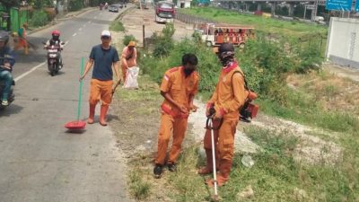 Sampah-Rumput Liat Jalan Raya Anugrah Dibersihkan
