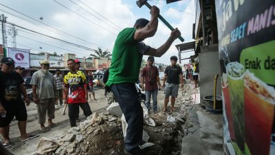 Warga Perumahan Puri Cendana Tambun Gotong-royong Bongkar 52 Bangunan Penutup Drainase