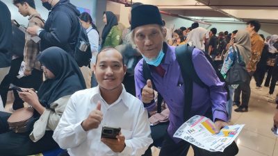 Ayah-Anak Mencari Asa di Bursa Kerja Kota Bekasi