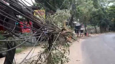 Kabel Optik Menjuntai di Jalan Baru Cipendawa Dikeluhkan Warga